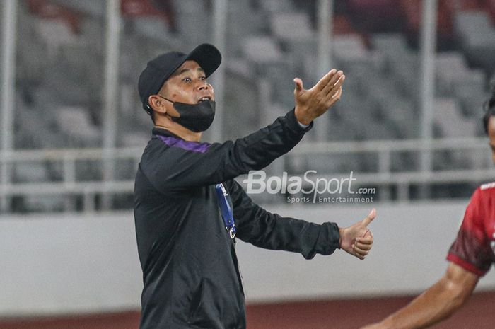 Pelatih Persik Kediri, Joko Susilo, sedang memberikan intruksi kepada para pemainnya dalam laga pekan pertama Liga 1 2021 melawan Bali United di Stadion Gelora Bung Karno, Senayan, Jakarta, 27 Agustus 2021.