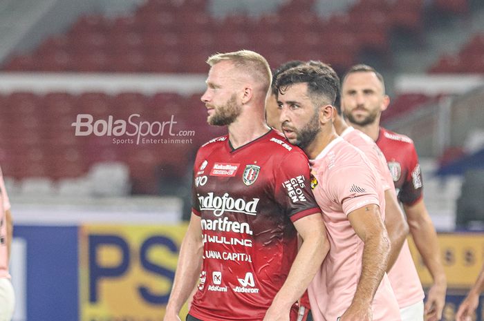 Striker asing Bali United, Melvin Platje (kiri), sedang dijaga oleh penyerang Persik Kediri, Ibrahim Bahsoun (kanan) dalam laga pekan pertama Liga 1 2021 di Stadion Gelora Bung Karno, Senayan, Jakarta, 27 Agustus 2021.