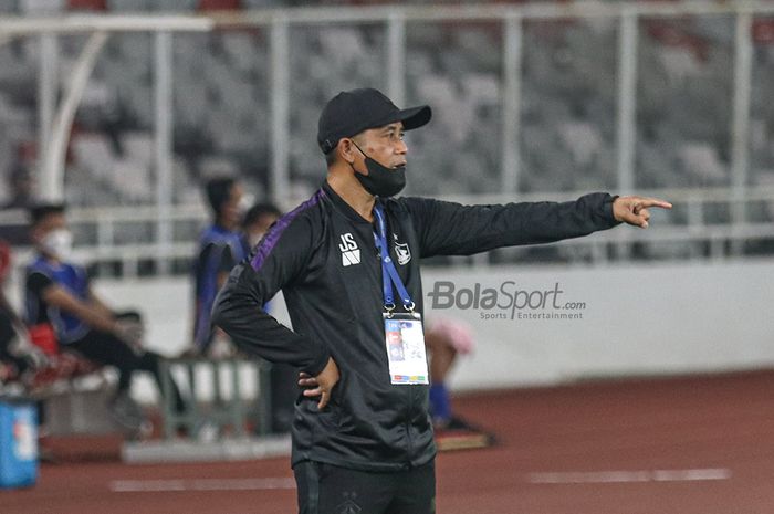 Pelatih Persik Kediri, Joko Susilo, sedang memberikan intruksi kepada para pemainnya dalam laga pekan pertama Liga 1 2021 melawan Bali United di Stadion Gelora Bung Karno, Senayan, Jakarta, 27 Agustus 2021.