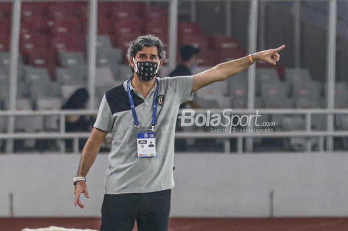 Pelatih Bali United, Stefano Cugurra, sedang memberikan intruksi kepada para pemainnya dalam laga pekan pertama Liga 1 2021 melawan Persik Kediri di Stadion Gelora Bung Karno, Senayan, Jakarta, 27 Agustus 2021.