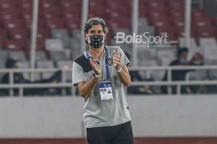 Pelatih Bali United, Stefano Cugurra, sedang memberikan intruksi kepada para pemainnya dalam laga pekan pertama Liga 1 2021 melawan Persik Kediri di Stadion Gelora Bung Karno, Senayan, Jakarta, 27 Agustus 2021.