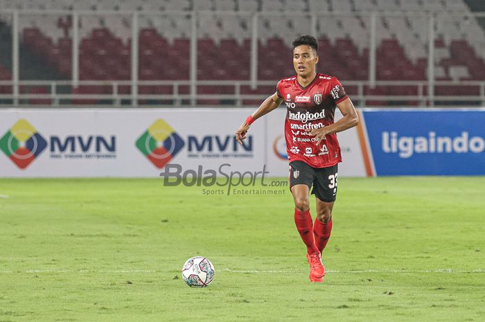 Bek sayap kanan Bali United, I Made Andhika Wijaya, sedang menguasai bola dalam laga pekan pertama Liga 1 2021 melawan Persik Kediri di Stadion Gelora Bung Karno, Senayan, Jakarta, 27 Agustus 2021.