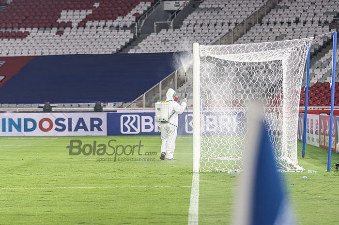 Petugas sedang menyemprot diisfektan dalam penerapan protokol kesehatan dalam menjalankan BRI Liga 1 2021 di tengah pandemi dalam laga Bali United versus Persik Kediri di Stadion Gelora Bung Karno, Senayan, Jakarta, 27 Agustus 2021.