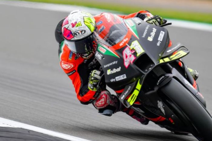 Pembalap Aprilia Racing, Aleix Espargaro, saat berlomba pada MotoGP Inggris 2021.