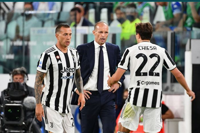 Massimiliano Allegri memberi instruksi pada dua pemain Juventus, Federico Chiesa dan Federico Bernardeschi pada laga melawan Empoli, Sabtu (28/8/2021) atau Minggu dini hari WIB.