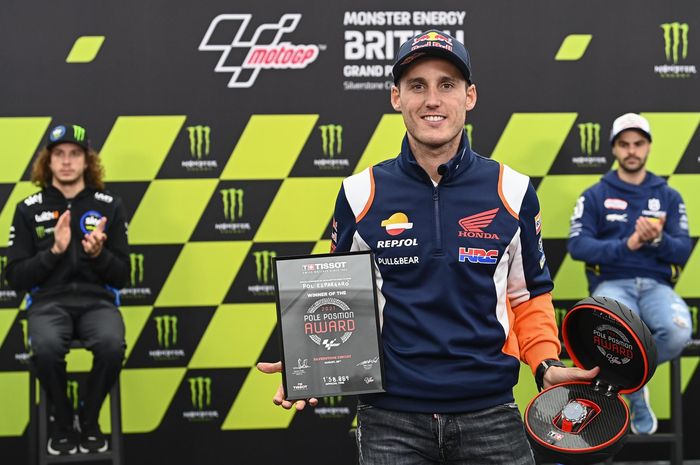 Pembalap Repsol Honda, Pol Espargaro, mendapat penghargaan pole position award setelah menjadi yang tercepat pada sesi kualifikasi MotoGP Inggris 2021, Sabtu (28/8/2021).