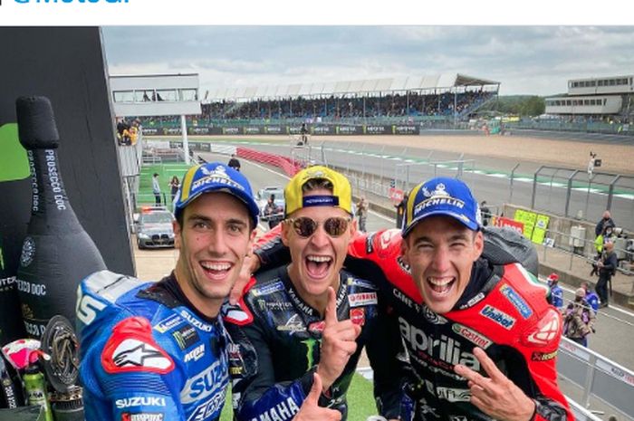 Para pemilik podium MotoGP Inggris 2021 yakni Alex Rins (kiri), Fabio Quartararo, dan Aleix Espargaro, di Sirkuit Silverstone, Minggu (29/8/2021).