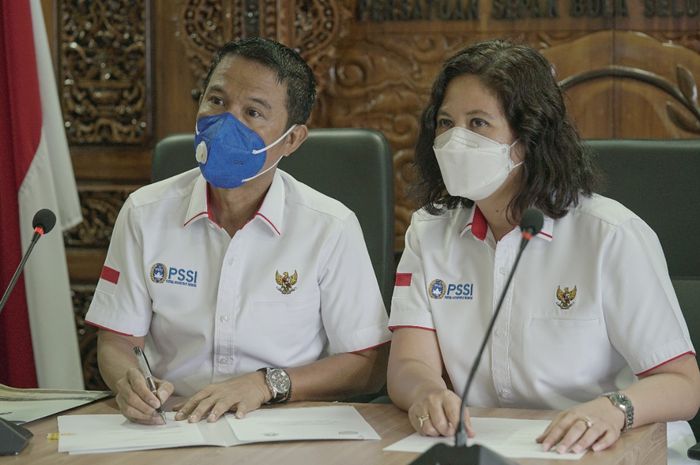 Sekretaris Jenderal, Yunus Nusi didampingi Wakil Sekretaris Jenderal Maaike Ira Puspita dalam penandatanganan kerja sama antara PSSI dan Federasi Sepak Bola Uni Emirat Arab (UEA), Senin (30/8/2021).