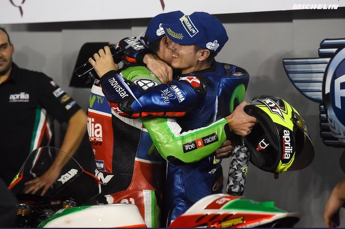 Dua pembalap MotoGP, Aleix Espargaro dan Maverick Vinales. Keduanya akan menjadi rekan setim di Aprilia pada MotoGP 2022.