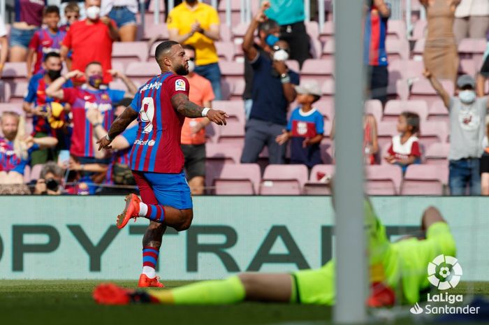 Memphis Depay mencetak gol kemenangan bagi Barcelona dalam laga melawan Getafe yang dimenangkan dengan skro 2-1 di Camp Nou, Minggu (29/8/2021).