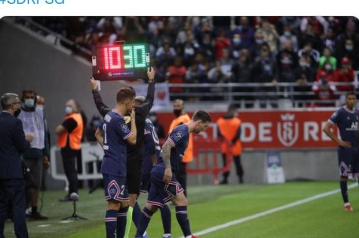 Megabintang Paris Saint-Germain, Lionel Messi, masuk menggantikan Neymar dalam laga Liga Prancis kontra Reims di Stade Auguste-Delaune, Minggu (29/8/2021).