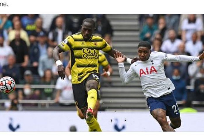 Gelandang anyar Watford, Moussa Sissoko, menendang bola ke arah pelatih Tottenham Hotspur, Nuno Espirito Santo, fans sebut ada dendam.