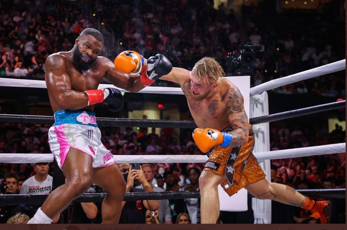Laga tinju antara Jake Paul melawan Tyron Woodley, Senin (30/8/2021) WIB di Cleveland.