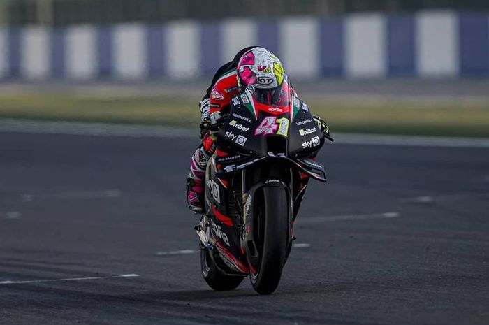 Pembalap baru Aprilia Racing, Maverick Vinales, menjalani sesi uji coba dengan motor RS-GP21 yang berlangsung di Misano, Senin (30/8/2021).