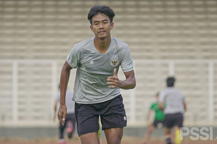 Pemain Persib Bandung, Kakang Rudianto, saat mengikuti pemusatan latihan timnas U-18 Indonesia di Stadion Madya, Senayan, Jakarta, Senin (30/8/2021).