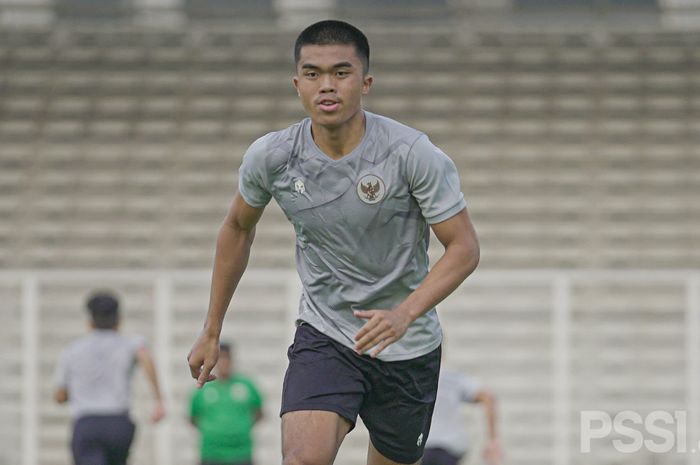 Pemain Persija Jakarta, Muhammad Uchida, saat mengikuti pemusatan latihan timnas U-18 Indonesia di Stadion Madya, Senayan, Jakarta, Senin (30/8/2021).