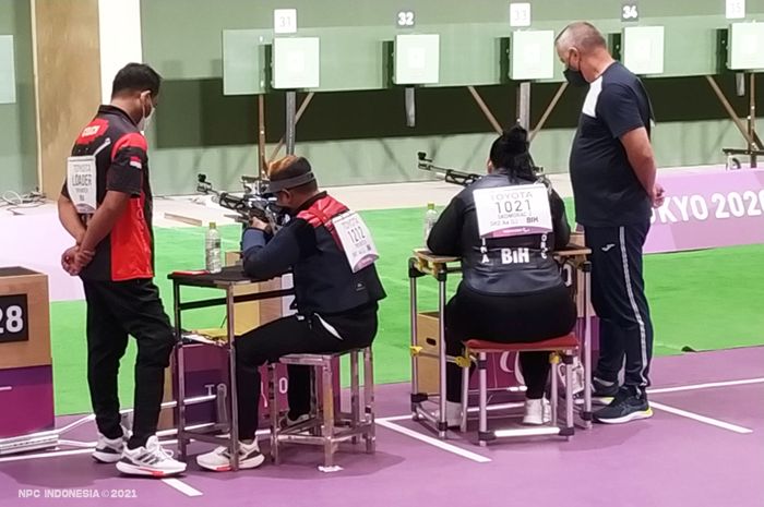 Suasana perlombaan cabang olahraga para menembak Paralimpiade Tokyo 2020 di Asaka Shooting Range, Jepang, Rabu (1/9/2021). Bolo Triyanto (sebelah kiri) didampingi tim kepelatihan.