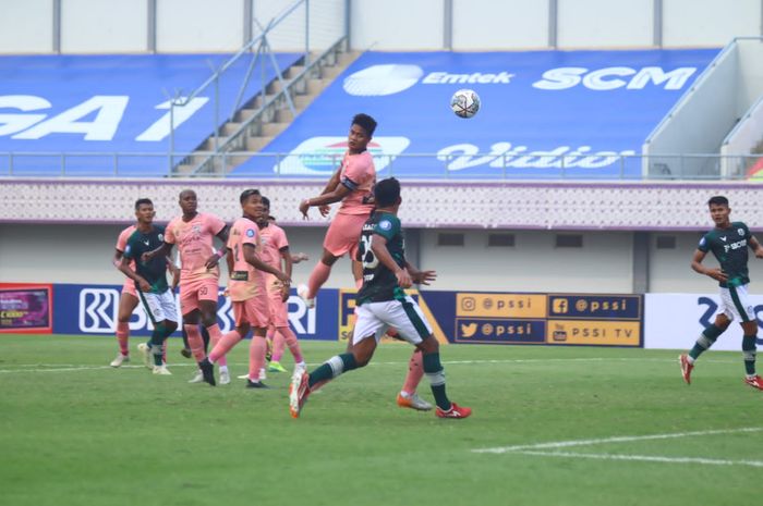 Laga Tira Persikabo melawan Madura United di Liga 1 2021 yang berlangsung di Stadion Indomilk Arena, Tangerang, Banten, Jumat (3/9/2021).