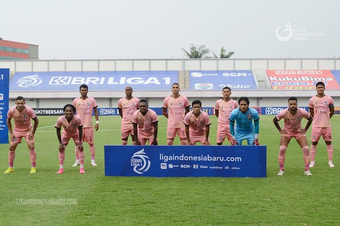 Ronaldo Kwateh (dua dari kiri) saat debut bersama Madura United di Liga 1 2021 melawan tira Persikabo, Jumat (3/9/2021).