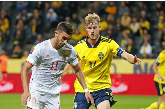 Penyerang timnas Spanyol, Ferran Torres, dijaga oleh bek timnas Swedia, Filip Helander, dalam laga Grup B Kualifikasi Piala Dunia 2022 Zona Eropa di Stadion Friends Arena, Kamis (2/9/2021).