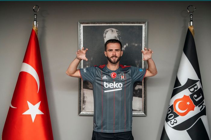 Gelandang bertahan Barcelona, Miralem Pjanic, resmi berseragam Besiktas dengan kontrak pinjaman selama satu musim.