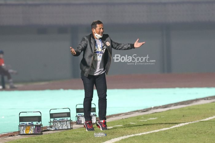 Pelatih Barito Putera, Djadjang Nurdjaman, sedang memberikan arahan kepada para pemainnya saat melawan Persib Bandung dalam pekan pertama Liga 1 2021 di Stadion Indomilk Arena, Tangerang, Banten, 4 September 2021.