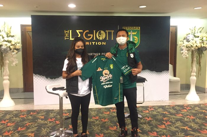 Presiden Persebaya Surabaya, Azrul Ananda bersama perwakilan The Legion dalam penandatanganan kerja sama, di Hall B Jakarta Convention Center (JCC), Jakarta, Sabtu (4/9/2021).