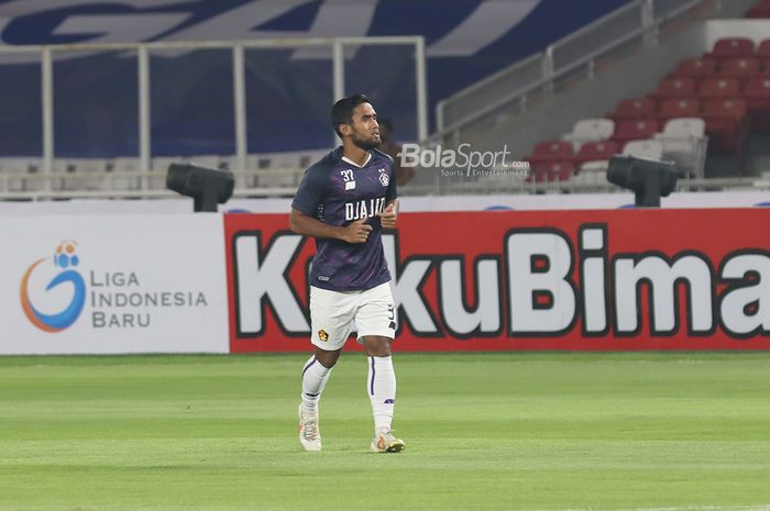 Bek sayap kanan Persik Kediri, Agil Munawar, sedang berlatih jelang laga pekan pertama Liga 1 2021 di Stadion Gelora Bung Karno, Senayan, Jakarta, 27 Agustus 2021.