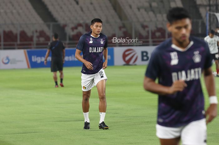 Bek Persik Kediri, Vava Mario Yagalo, sedang berlatih jelang laga pekan pertama Liga 1 2021 di Stadion Gelora Bung Karno, Senayan, Jakarta, 27 Agustus 2021.