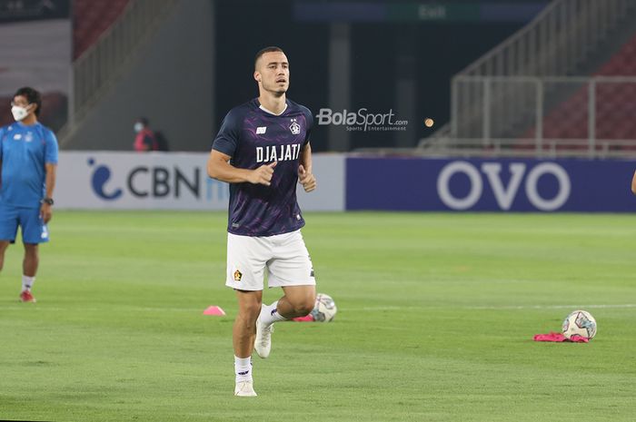 Bek asing Persik Kediri, Arthur Felix Silva, sedang berlatih jelang laga pekan pertama Liga 1 2021 di Stadion Gelora Bung Karno, Senayan, Jakarta, 27 Agustus 2021.