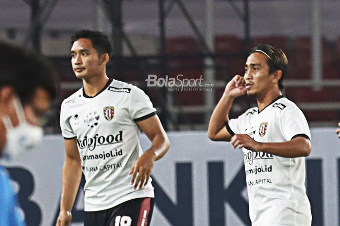 Dua pemain Bali United, Kadek Agung (kiri) dan Muhammad Taufiq (kanan).