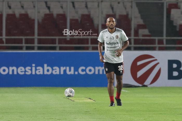 Bek Bali United, Leonard Tupamahu, sedang berlatih jelang laga pekan pertama Liga 1 2021 di Stadion Gelora Bung Karno, Senayan, Jakarta, 27 Agustus 2021.