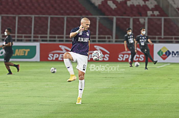 Striker asing Persik Kediri, Youssef Ezzejjari, sedang berlatih jelang laga pekan pertama Liga 1 2021 di Stadion Gelora Bung Karno, Senayan, Jakarta, 27 Agustus 2021.