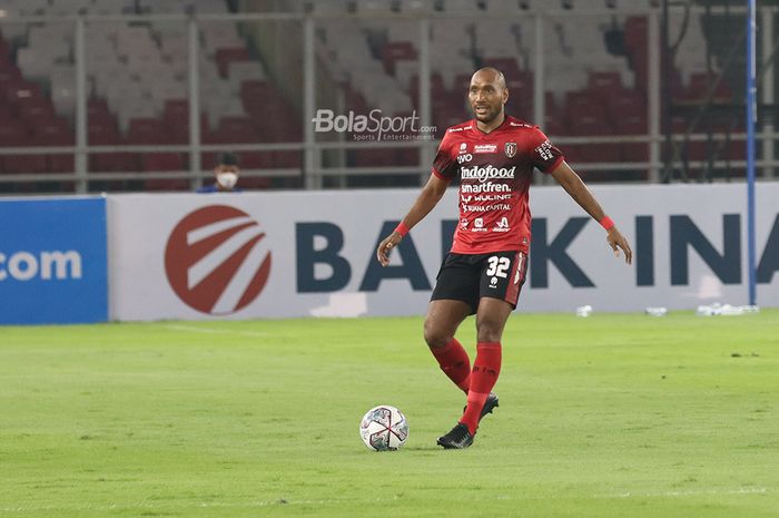 Bek Bali United, Leonard Tupamahu, sedang bertanding dalam laga pekan pertama Liga 1 2021 di Stadion Gelora Bung Karno, Senayan, Jakarta, 27 Agustus 2021.