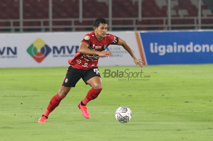 Gelandang Bali United, Rizky Pellu, sedang menggiring bola dalam laga pekan pertama Liga 1 2021 di Stadion Gelora Bung Karno, Senayan, Jakarta, 27 Agustus 2021.