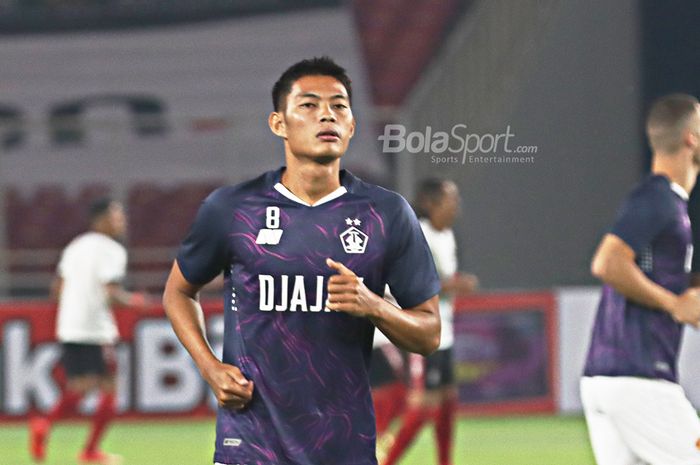 Bek Persik Kediri, Vava Mario Yagalo, sedang berlatih dalam laga pekan pertama Liga 1 2021 di Stadion Gelora Bung Karno, Senayan, Jakarta, 27 Agustus 2021.