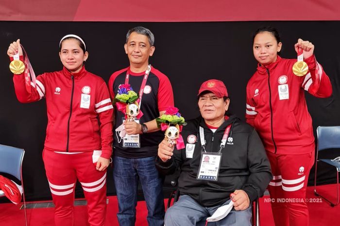 Pasangan ganda putri para bulu tangkis Indonesia, Leani Ratri Oktila/Khalimatus Sadiyah, berpose dengan medali emas Paralimpiade Tokyo 2020 yang mereka raih dari nomor ganda putri SL3-SU5, Sabtu (4/9/2021).