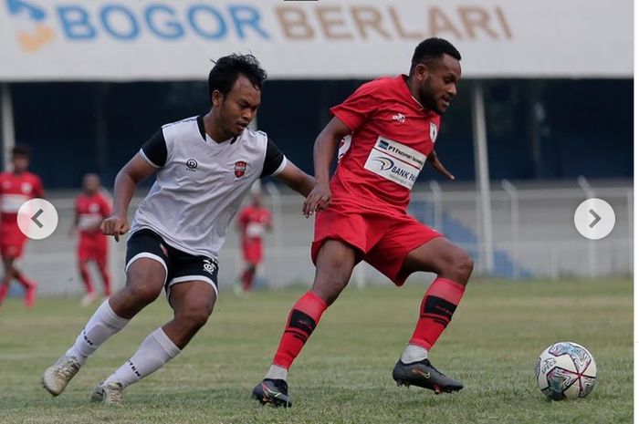 Persipura Jayapura saat menjalani laga uji coba melawan Depok City FC, di Stadion Padjajaran, Bogor, Sabtu (4/9/2021).