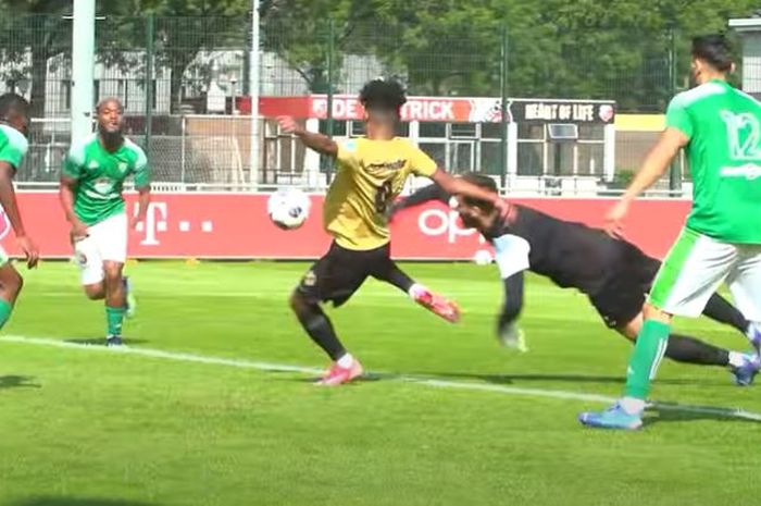 Aksi Bagus Kahfi aat mencetak gol untuk Jong FC Utrecht saat melawan La Louviere Centre, Jumat (3/9/2021).