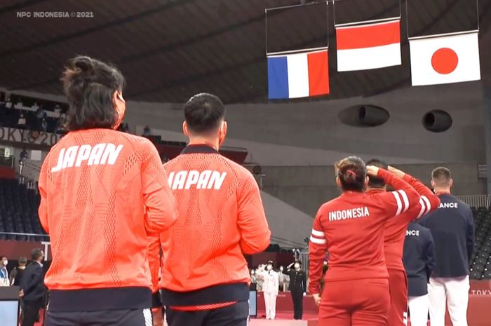 Pasangan para bulu tangkis Indonesia, Hary Susanto/Leani Ratri Oktila (tengah), saat upacara penyerahan medali dari nomor ganda campuran SL3-SU5 Paralimpiade Tokyo 2020 di Yoyogi National Stadium, Jepang, 5 September 2021.