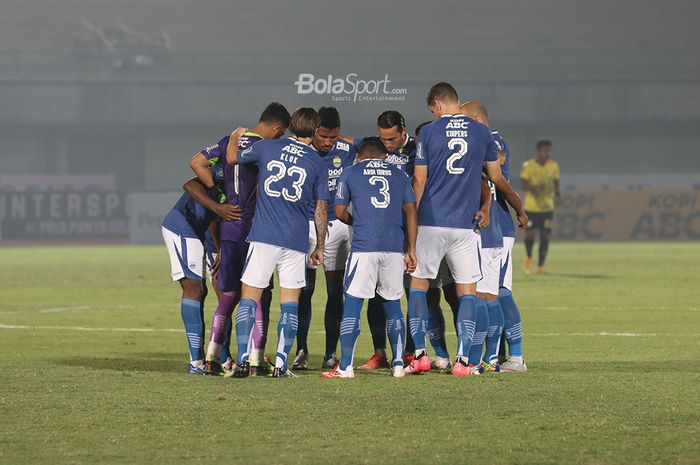 Skuat Persib Bandung sedang melakukan briefing dalam laga pekan pertama Liga 1 2021 melawan Barito Putera di Stadion Indomilk Arena, Tangerang, Banten, 4 September 2021.