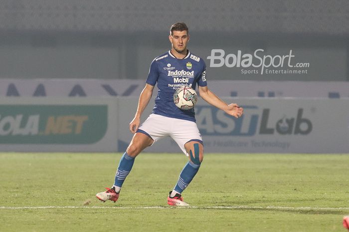 Bek Persib Bandung, Nick Kuipers, sedang mengontrol bola dalam laga pekan pertama Liga 1 2021 di Stadion Indomilk Arena, Tangerang, Banten, 4 September 2021.