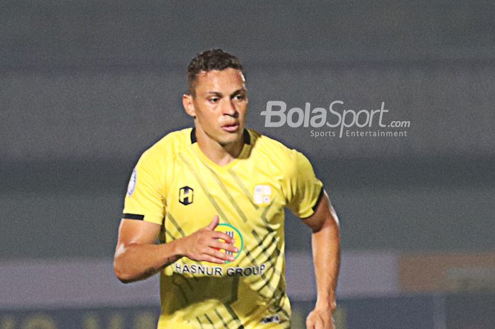 Pemain sayap kiri Barito Putera, Rafael Gomes de Oliveira alias Rafinha, sedang bertanding dalam laga pekan pertama Liga 1 2021 di Stadion Indomilk Arena, Tangerang, Banten, 4 September 2021.