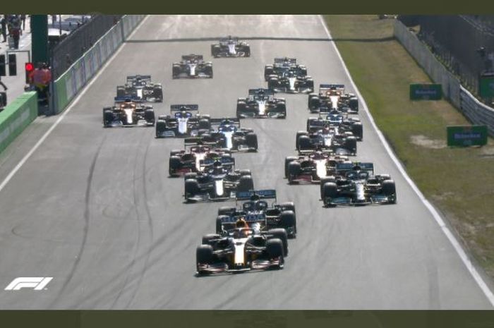 Saat balapan F1 GP Belanda 2021 dimulai. Max Verstappen berada di depan sendiri dengan dibayangi Lewis Hamilton di belakangnya. F1 GP Belanda diadakan di Sirkuit Zandvoort, Minggu (5/9/2021).