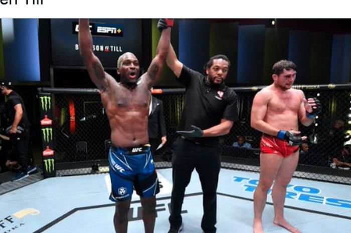 Derek Brunson (kiri) dinyatakan menang atas Darren Till (kanan) lewat submission pada acara UFC Vegas 36 di Las Vegas, Amerika Serikat, Minggu (5/9/2021).