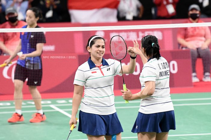 Pasangan ganda putri Indonesia, Leani Ratri Oktila (kiri)/Khalimatusadiyah menang emas pada Paralimpiade Tokyo 2021