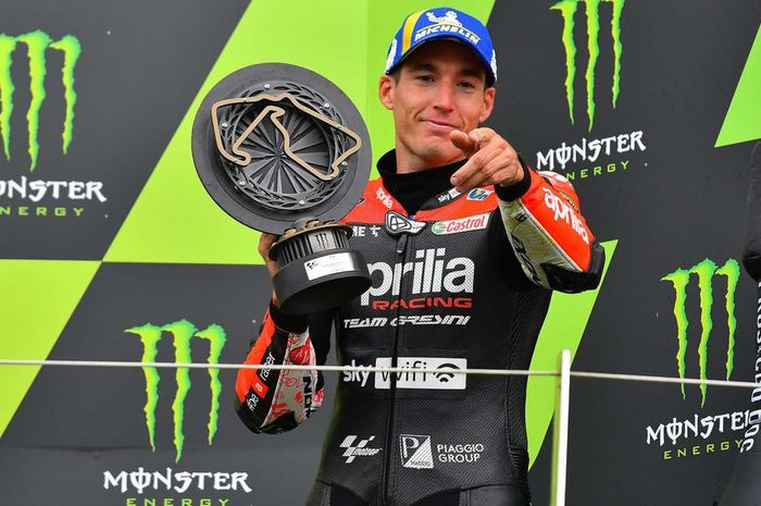 Pembalap Aprilia, Aleix Espargaro, berpose di podium MotoGP Inggris di Sirkuit Silverstone, Minggu (29/8/2021).