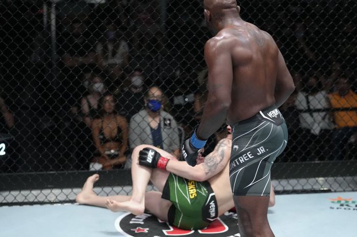 Momen Modestas Bukauskas mengalami cedera kakiakibat serakan injakan dari Khalil Rountree Jr di UFC Vegas 36, Minggu (5/9/2021) WIB.