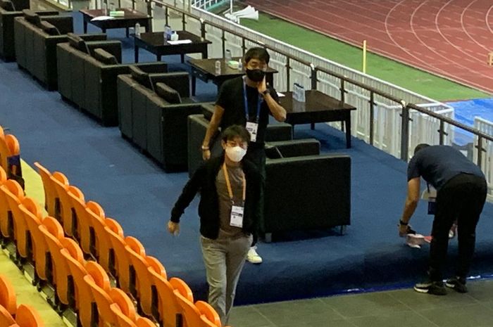 Pelatih timnas Indonesia, Shun Tae-yong di Stadion Pakansari Cibinong Kabupaten Bogor Jawa Barat, Minggu (5/9/2021)