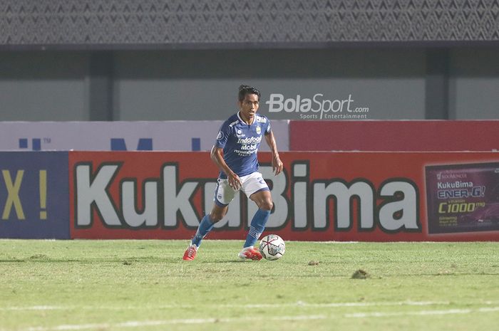 Pemain sayap kiri Persib Bandung, Frets Butuan, sedang menggiring bola dalam laga pekan pertama Liga 1 2021 di Stadion Indomilk, Arena, Tangerang, 4 September 2021.